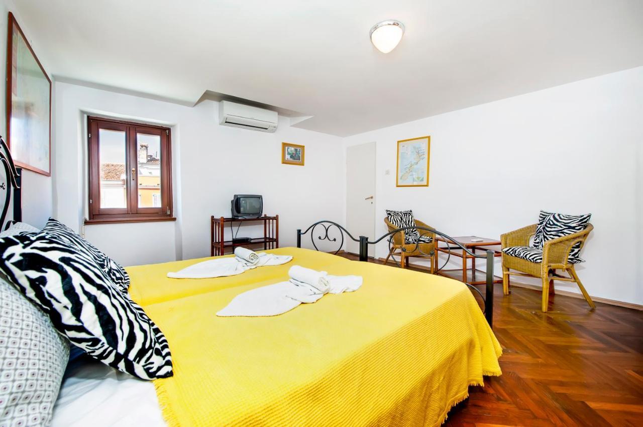 Carera Seaview Apartments Ровин Екстериор снимка