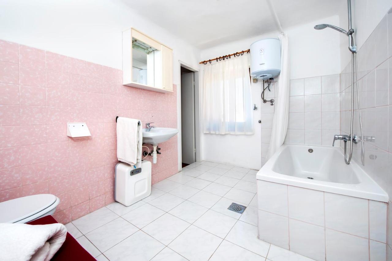 Carera Seaview Apartments Ровин Екстериор снимка