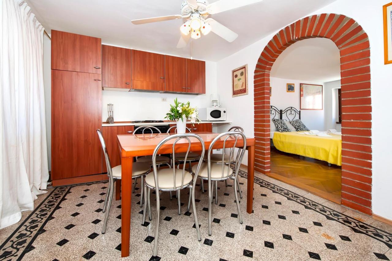 Carera Seaview Apartments Ровин Екстериор снимка
