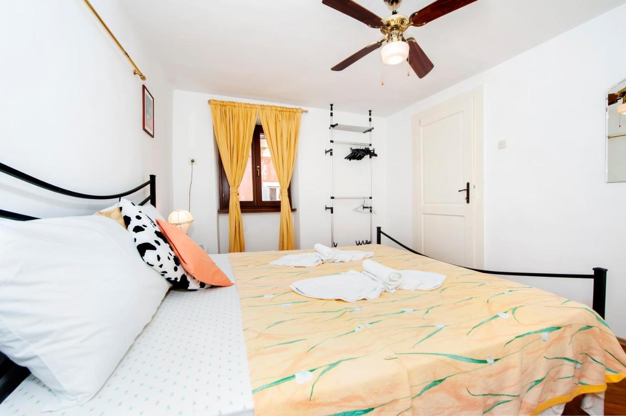 Carera Seaview Apartments Ровин Екстериор снимка